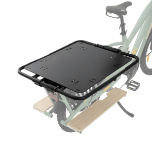 Plateforme cargo vélo extensible Yuba Carry All déployée sur un longtail
